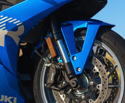 Hitachi Astemo (SHOWA) SFF-BP (Separate Function Fork – Big Piston) inverted front forks.