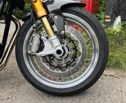 Twin Brembo 320mm fully-floating high carbon steel discs and Brembo 4-piston Mono Bloc radially mounted calipers with ABS.