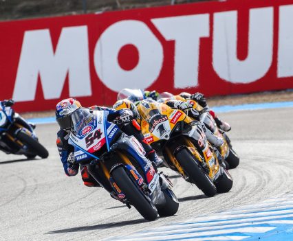 Later on that lap, at Turn 13, Bautista looked for a move on the inside before the Yamaha cut back to stay ahead on the start-finish straight.