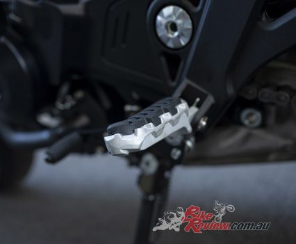 Rubber damped footpegs.