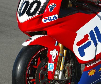 43mm inverted Öhlins telescopic forks.