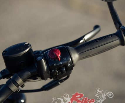 Span adjustable front lever, old-school cable throttle.