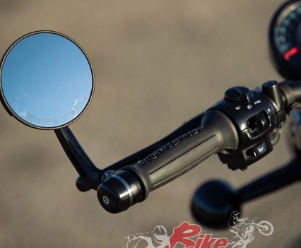 Left switchblock, span adjustable clutch lever, accessory bar-end mirror.