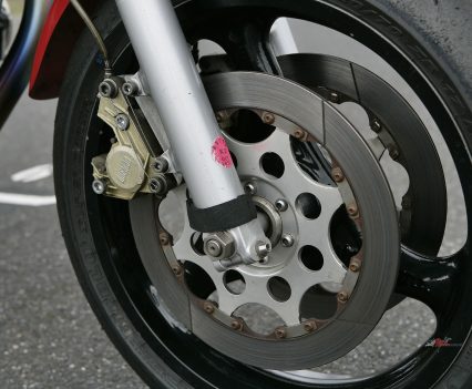 2 x 310mm Manta Enterprises cast-iron discs with two-piston Brembo Serie d’Oro calipers.