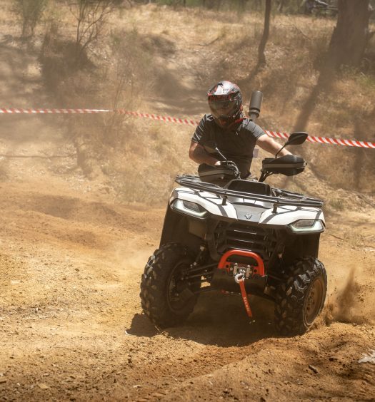 The AT5 also comes with the same ‘bar mounted wheel locking system as the AT6, which allows you to change between 2WD and the 4WD with ease.