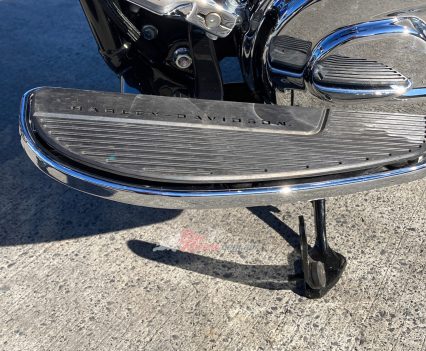 Rubber mounted footboards.