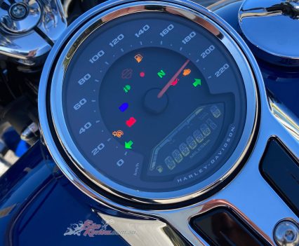 Harley did a fantastic job when they modernised the old school stylish central dash.